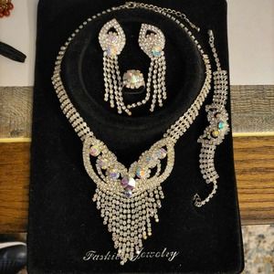 Beautiful Modern Sparkly Rhinestone Set!  Necklace, bracelet, earrings, adj ring